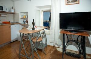 cocina con mesa con TV y mesa con taburete en Apartment Old Town Gverovic, en Dubrovnik 7 fotos más