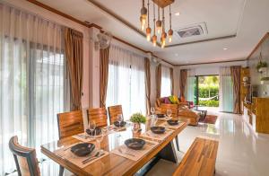 Χώρος καθιστικού στο Villa De Sea Aonang