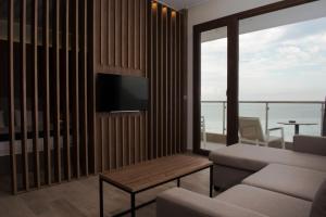 TV a/nebo společenská místnost v ubytování Mistral Hotel