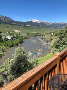 ガーディナーにあるYellowstone Riverside Cottagesのデッキから川の景色を望めます。