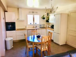 A kitchen or kitchenette at L'Alivu