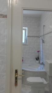 een badkamer met een bad, een toilet en een wastafel bij Apartment Bojana in Novi Vinodolski +27 foto's