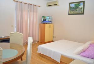 Μια τηλεόραση ή/και κέντρο ψυχαγωγίας στο Apartments Veselko