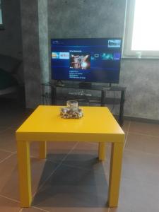 Μια τηλεόραση ή/και κέντρο ψυχαγωγίας στο Studio gîte Eul Cat Huant