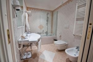Vannituba majutusasutuses OSTUNI PALACE - Hotel Bistrot & SPA