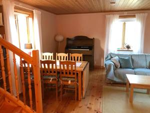 sala de estar con mesa y sofá en Högetorp en Oskarshamn