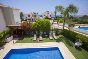 una vista aérea de una piscina en una casa en Villa Elias, en Ayia Napa