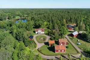 - une vue aérienne sur une maison dans les bois dans l'établissement Högetorp, à Oskarshamn