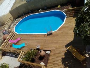 Výhľad na bazén v ubytovaní Casa da Avó Nina alebo v jeho blízkosti