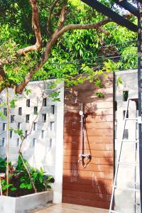 een houten deur met een handdoekenrek erop bij Green River Boutique Hotel in Vung Tau