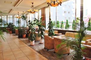 a lobby filled with lots of potted plants at Hotel New Yokosuka in Yokosuka