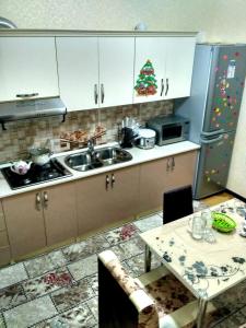 Η κουζίνα ή μικρή κουζίνα στο Sweet home Gusar.