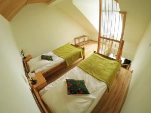 Cama o camas de una habitación en Pensjonat Tajemniczy Ogród