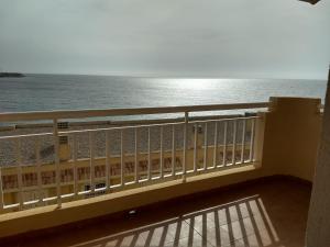 widok na ocean z balkonu budynku w obiekcie Mirador De Aguamarina w mieście Campoamor