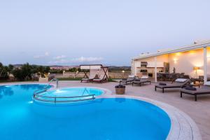 Bazén v ubytování Aelia Residence, Wellness & Leisure with Heated Pool, By ThinkVilla nebo v jeho okolí
