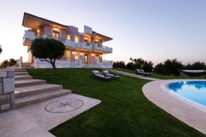 Bazén v ubytování Aelia Residence, Wellness & Leisure with Heated Pool, By ThinkVilla nebo v jeho okolí