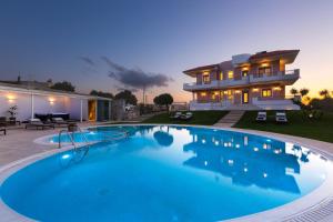 Bazén v ubytování Aelia Residence, Wellness & Leisure with Heated Pool, By ThinkVilla nebo v jeho okolí