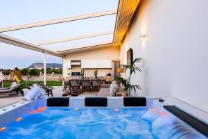 Bazén v ubytování Aelia Residence, Wellness & Leisure with Heated Pool, By ThinkVilla nebo v jeho okolí
