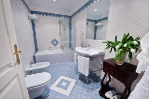 Vannituba majutusasutuses OSTUNI PALACE - Hotel Bistrot & SPA