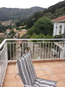 una silla sentada en un balcón con vistas en Christos House en Kariá