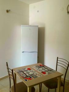 un piccolo tavolo con frigorifero in cucina di FLY to NAPOLI a Napoli