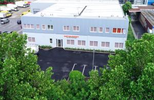 una vista aérea de un edificio con aparcamiento en WinBudget Guntramsdorf en Guntramsdorf