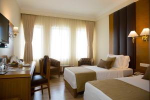 Postel nebo postele na pokoji v ubytování Peerless Hotel Kolkata