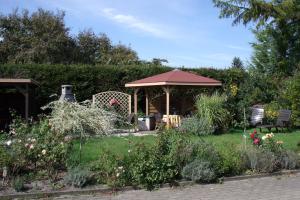 einen Pavillon inmitten eines Gartens in der Unterkunft Ferienquartier Müller Z4 in Zinnowitz
