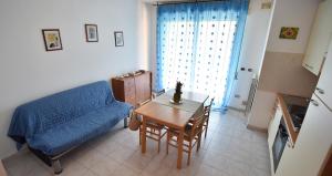 un soggiorno con divano blu e tavolo di Residence Adriatico a Silvi Marina
