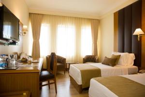 Postel nebo postele na pokoji v ubytování Peerless Hotel Kolkata