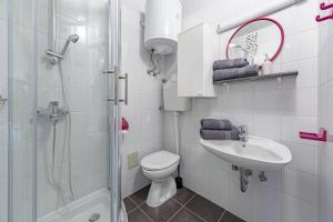 Koupelna v ubytování Apartments Lodra