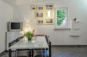 TV a/nebo společenská místnost v ubytování Apartments Lodra