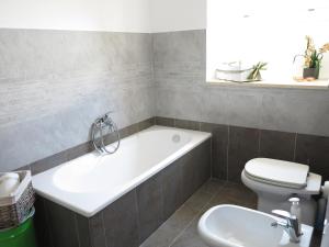 łazienka z wanną, toaletą i umywalką w obiekcie Original b&b w mieście Porto Torres +28 zdjęć