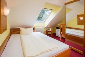 A bed or beds in a room at Hotel garni Harzer Hof