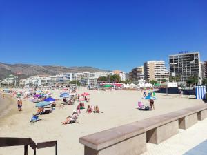 オロペサ・デル・マールにあるApartamento Oroblanc Playa La Conchaの傘持ちの浜辺の人々
