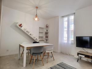 Nestor&Jeeves - HOUSE OF CARDS - Central - Very close sea
