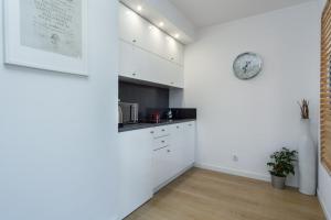 Kuchyňa alebo kuchynka v ubytovaní Elite Apartments Chmielna Deluxe