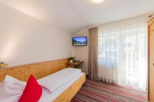 Televízia a/alebo spoločenská miestnosť v ubytovaní ARBOR Hotel & Apartments
