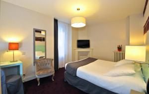 Postel nebo postele na pokoji v ubytování Logis Hôtel Le Central