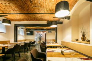 Khu vực ghế ngồi tại Pytloun Self Check-in Hotel Liberec