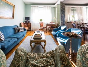 una sala de estar con sofás azules y una mesa. en Gianduja B&B, en Turín