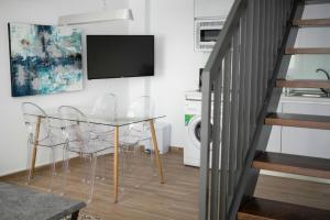 Televízia a/alebo spoločenská miestnosť v ubytovaní Feelathome Mártires Apartments
