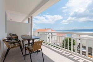 d'un balcon avec une table et des chaises et une vue sur l'océan. dans l'établissement Apartments Katarina, à Lokva Rogoznica