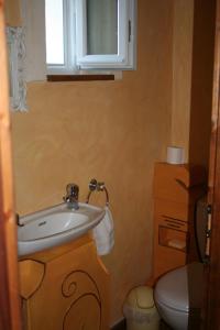 Koupelna v ubytování Gîte les Chaillots + 22 fotografií