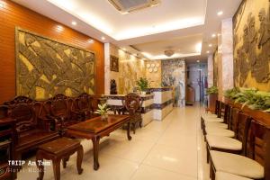 un restaurante con mesas y sillas de madera en un pasillo en Mays Hotel- Ben Thanh Market en Ho Chi Minh