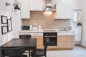 Kuchyňa alebo kuchynka v ubytovaní CYC Apartment + 13 fotografií