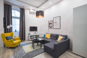 ブダペストにあるCYC Apartmentのリビングルーム(ソファ、黄色の椅子付)