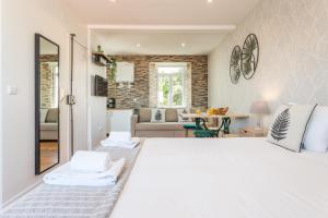 - une chambre avec un grand lit et un salon dans l'établissement Alfama Vintage Studio Apartment w/ RiverView - by LU Holidays, à Lisbonne