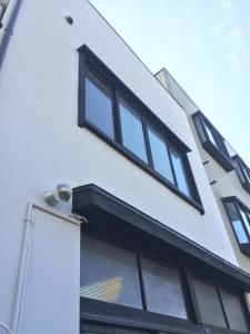 uma fila de janelas num edifício branco em 宿家STARY越中 izumicho em Toyama