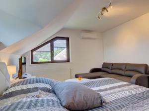 una camera con letto, divano e finestra di Apartmaji Grilc a Bled